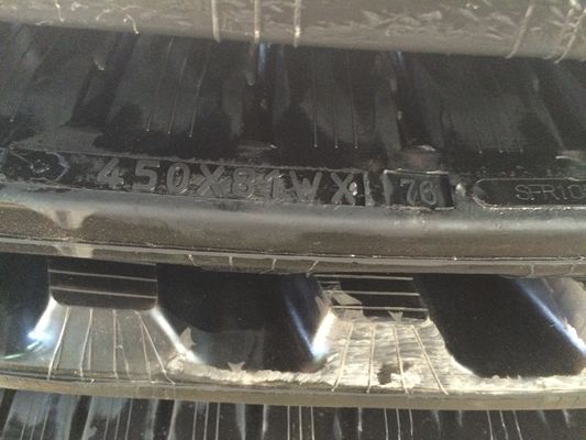 Τρόπος ελαστικού 450*81*76W W-Lug Pattern Excavator Τρόπος ελαστικού προσαρμοσμένος για τον εκσκαφέα TB175